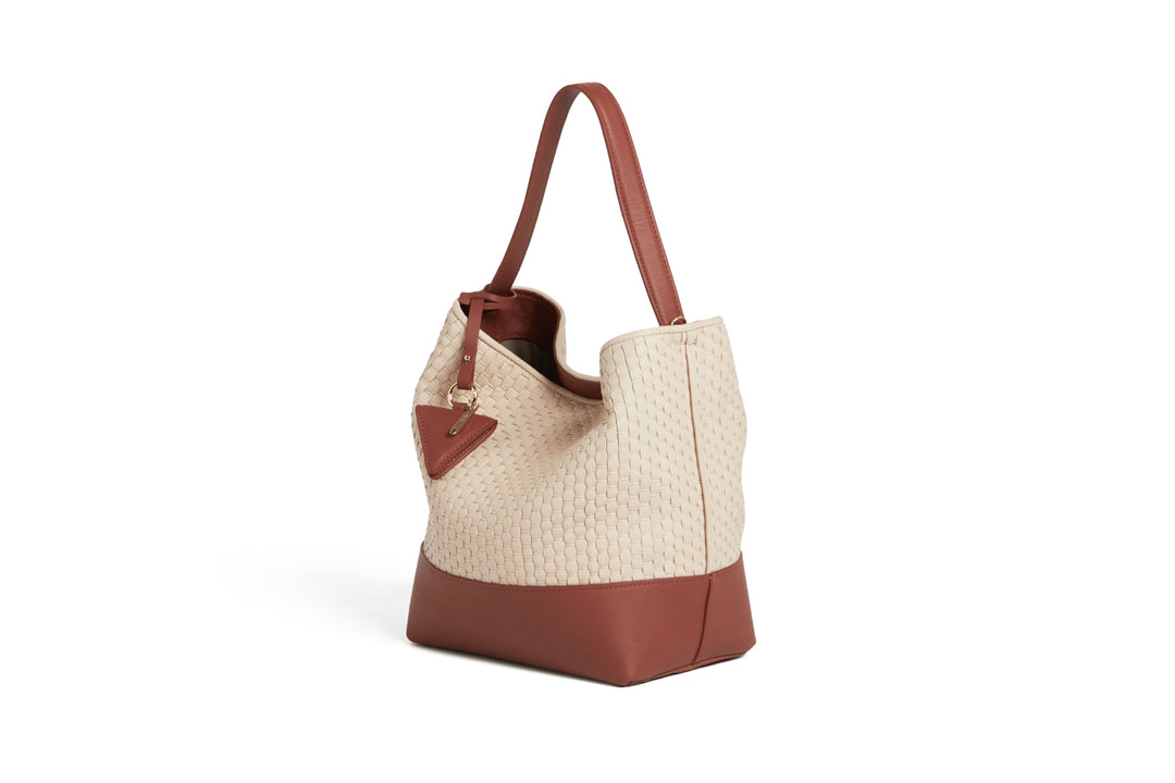 Alt tag: Stylish woven beige and brown leather handbag with shoulder strap