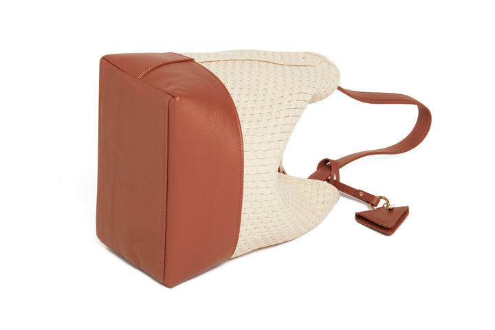 Alt tag: Stylish woven beige and brown leather handbag with shoulder strap