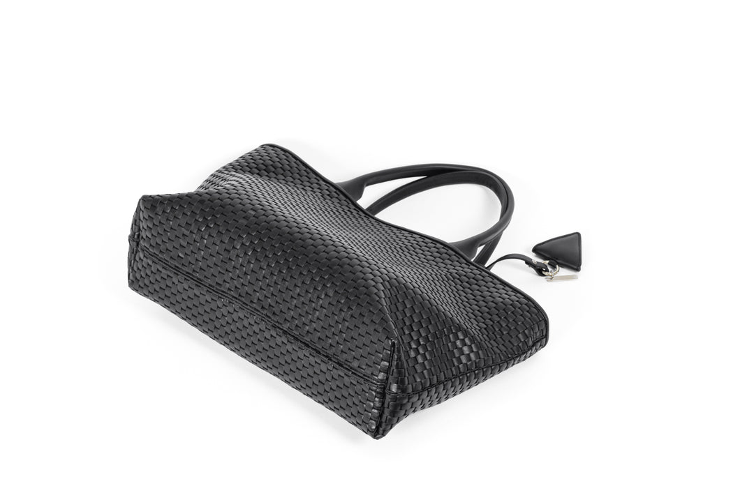 Alt tag: Elegant black woven handbag with handles and keychain accessory