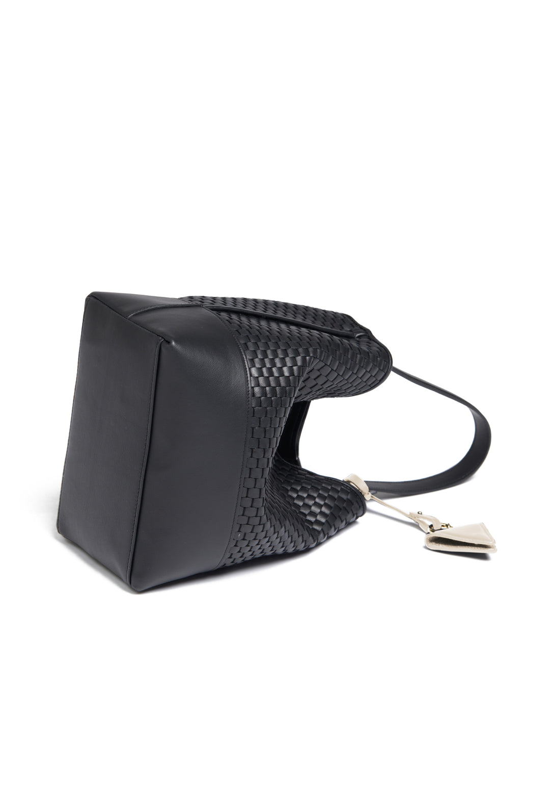 Alt tag: Stylish black woven leather handbag with adjustable shoulder strap