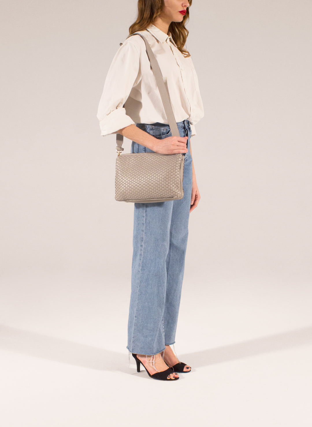 Alt tag: Elegant woven leather crossbody bag in beige