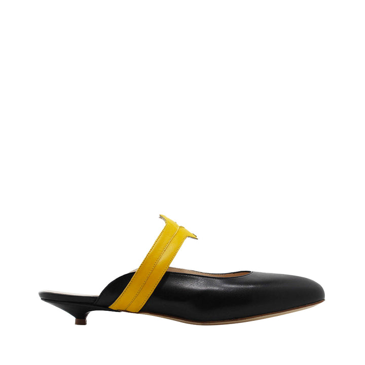 Black low heel shoe with yellow strap