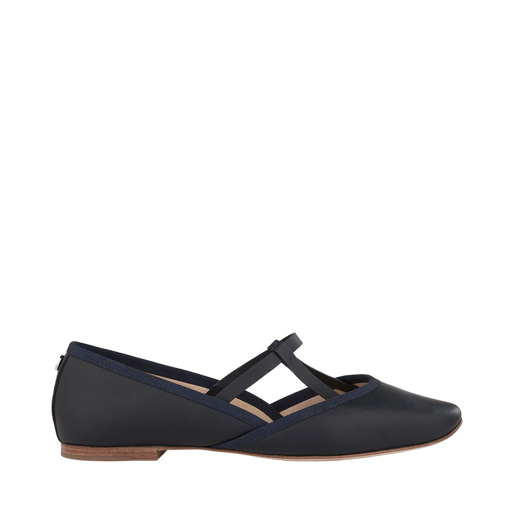 Black women's flat shoe with cross straps and a wooden sole