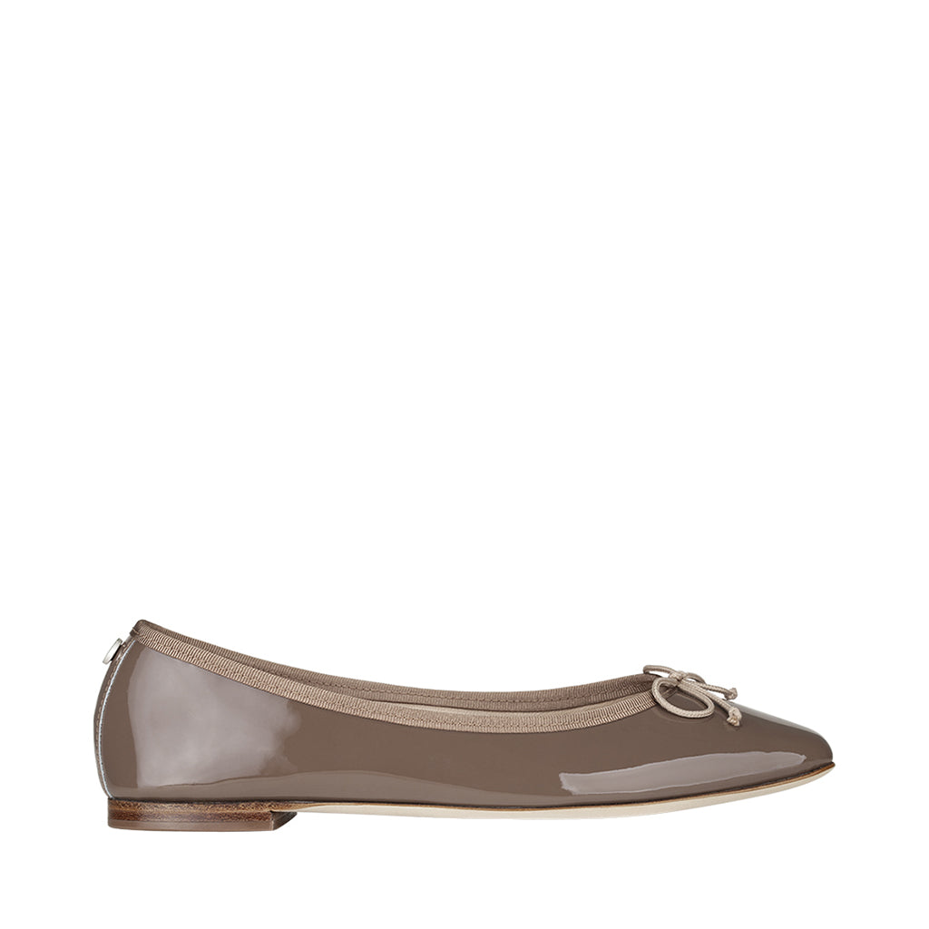Beige patent leather ballet flat with bow detail